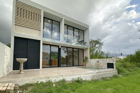 Casa en Venta en Carretera Merida Progreso Altozano con vista al lago